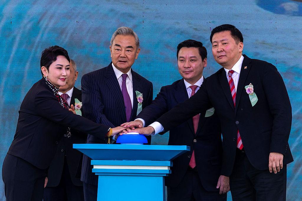 中国一回回出手相助，蒙古却回回甩脸子，甚至喊出"中国人滚出去"！不是巴基斯坦，不