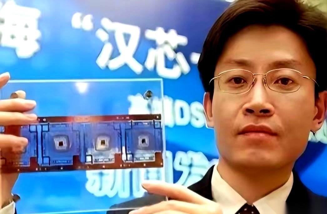他就是用一张砂纸。对，你没听错，砂纸。就这么个玩意儿，把我们所有人的脸，按在