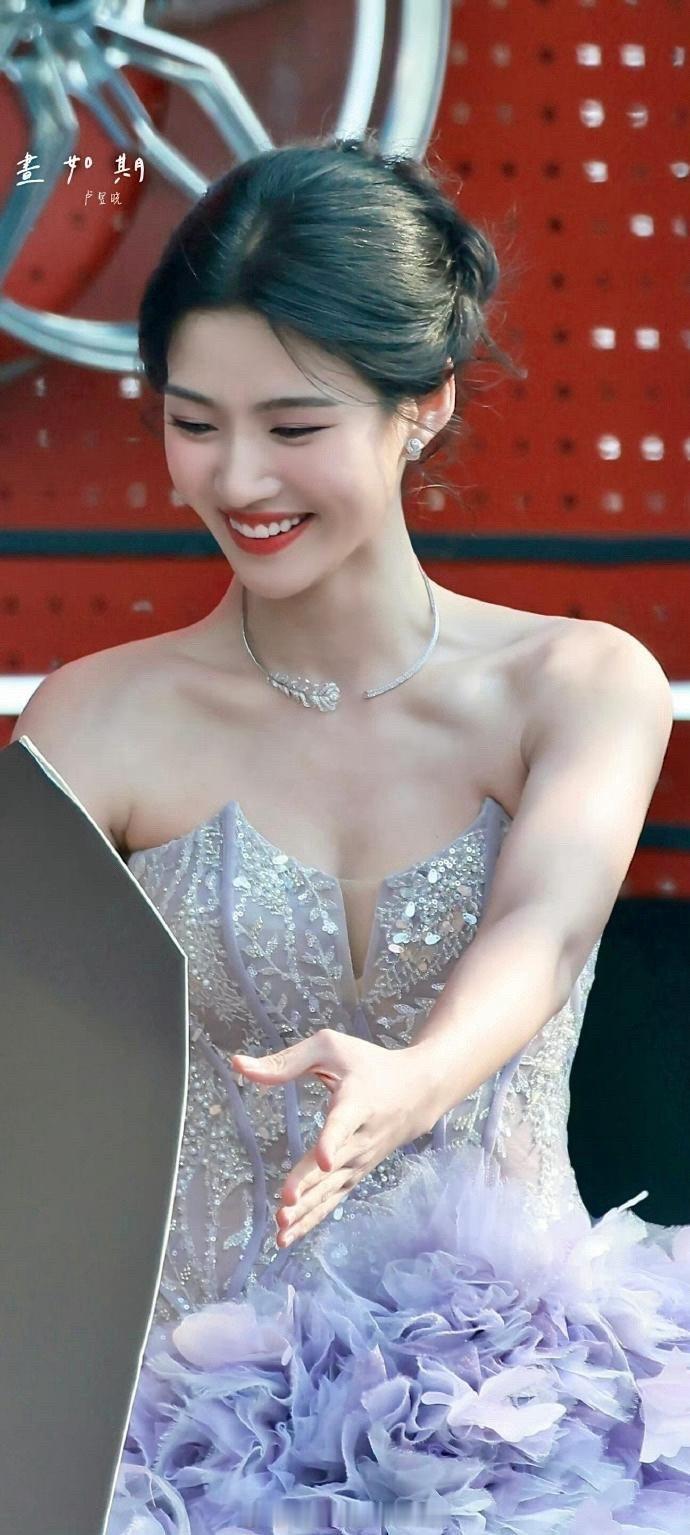 好看的听说妈妈是医生很早就干预牙齿了本人也听劝真的瘦下来了随便搞搞氛围就好啦