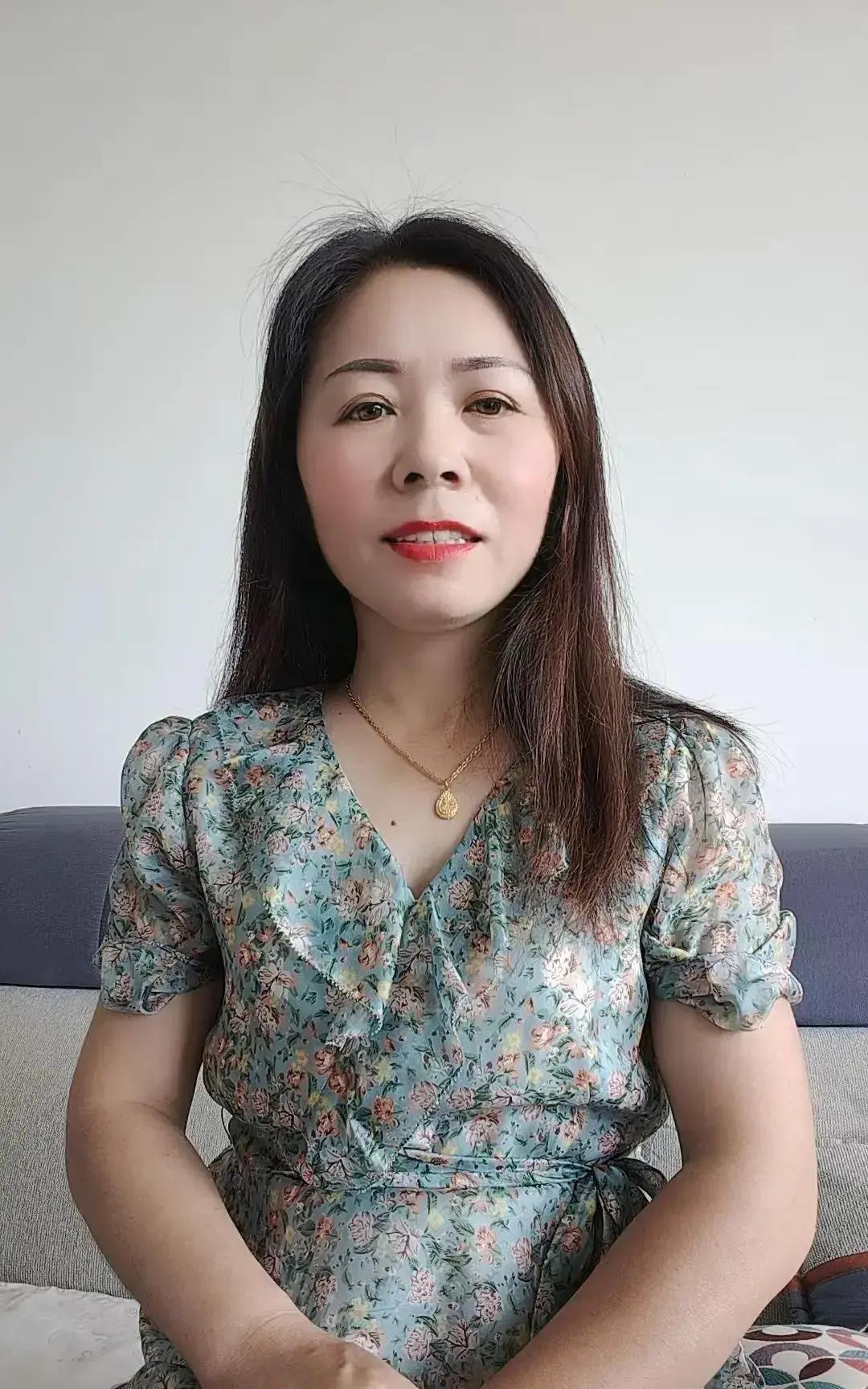 还是被儿媳妇嫌弃了，中午下着雨，为了不影响儿媳妇睡觉，我打着伞带大宝出去玩，