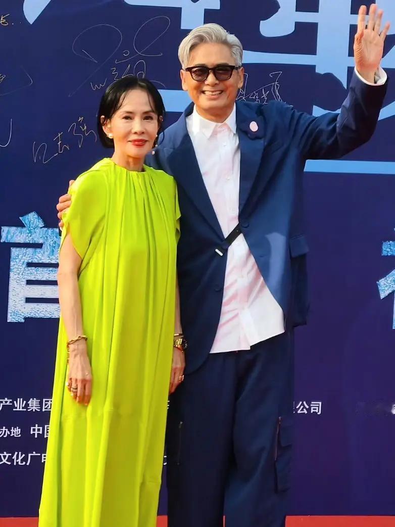 大家发现没有，周润发给所有人都提了一个醒，就算年纪再大，事业再成功，都不如