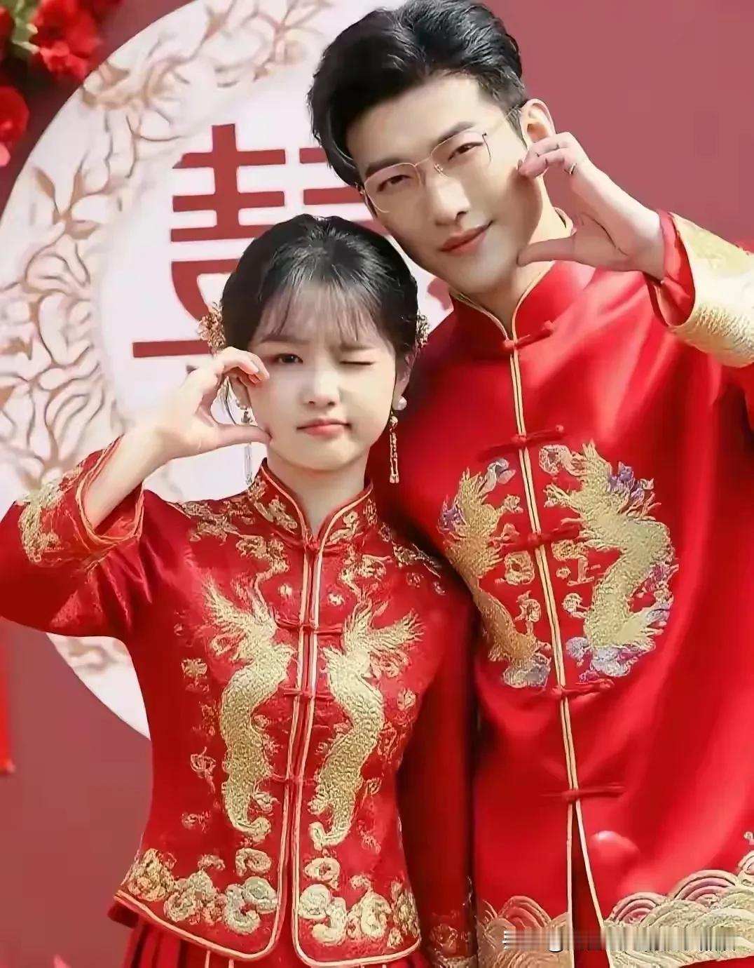 她长了一张娃娃脸，短剧里像洋娃娃的她居然结婚了？确确实实杨咩咩结婚了。2025