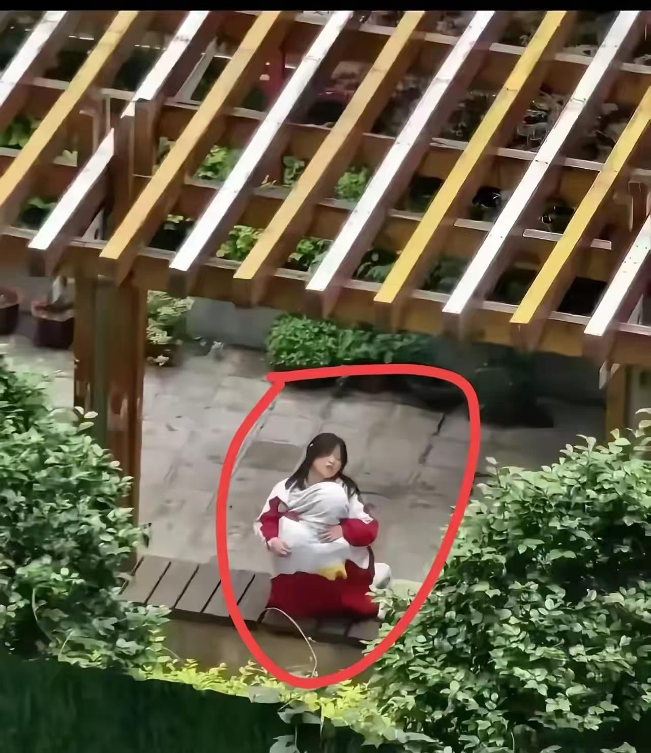 校服情侣街头亲吻照疯传，教育局出手了！家长却吵成两派刷到一张图，两个穿校服的学