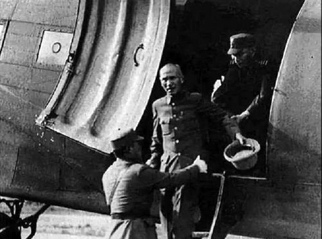 1952年2月，美军将叛变的志愿军<em>张文荣</em>送回朝鲜战场。就在抵达目的地准备跳伞时，