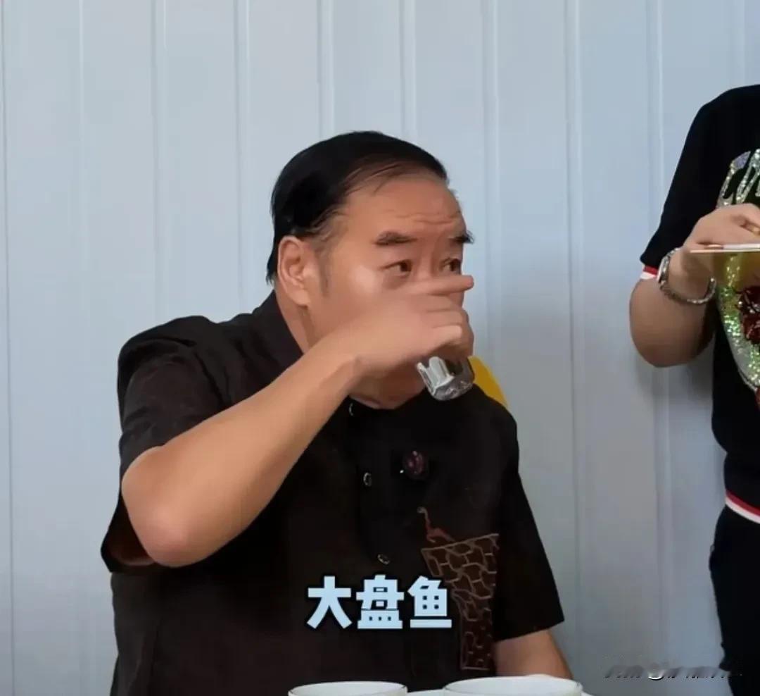 “肥猫”郑则仕在顺德一家餐厅点了一份大盘鱼，服务员报价“1500元”。正在喝水