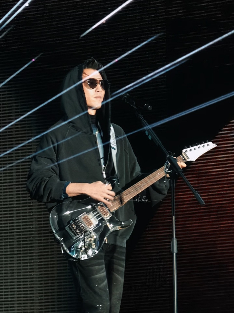 谢霆锋进化演唱会为年少时的偶像疯狂一次！收官之战，不留遗憾！连看两场，从看台的