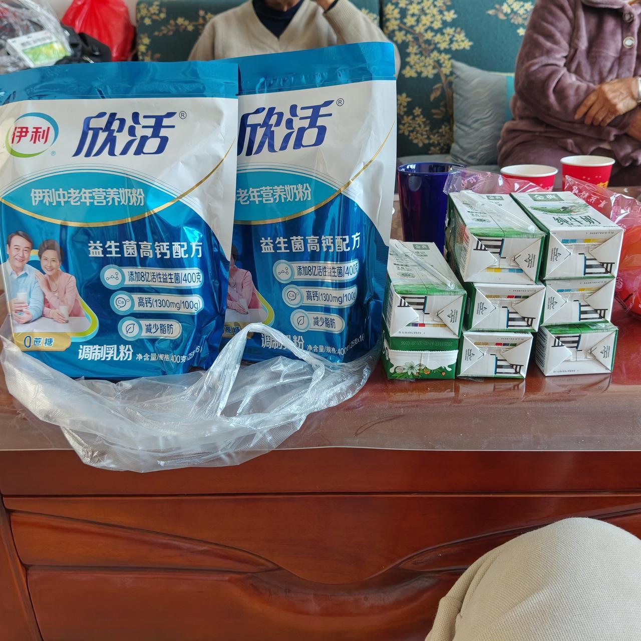 跟老人在一起太沾光了啊哈哈，源源不断送吃的。最近老妈在我这里住着，不断的有人