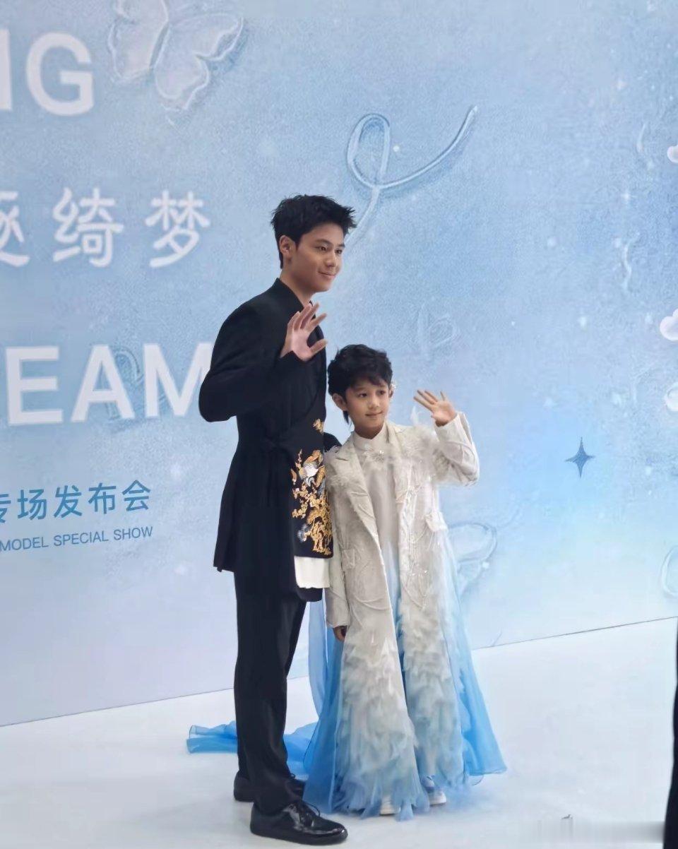 蔡国庆的两个儿子好帅呀！15岁的大儿子超级标致，真人建模脸，黑皮体育生的感觉，个