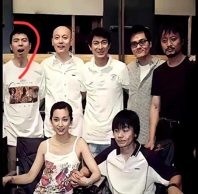 周星驰这辈子只给一个人“还过人情”。那个人是成龙。1999年，成龙来《喜