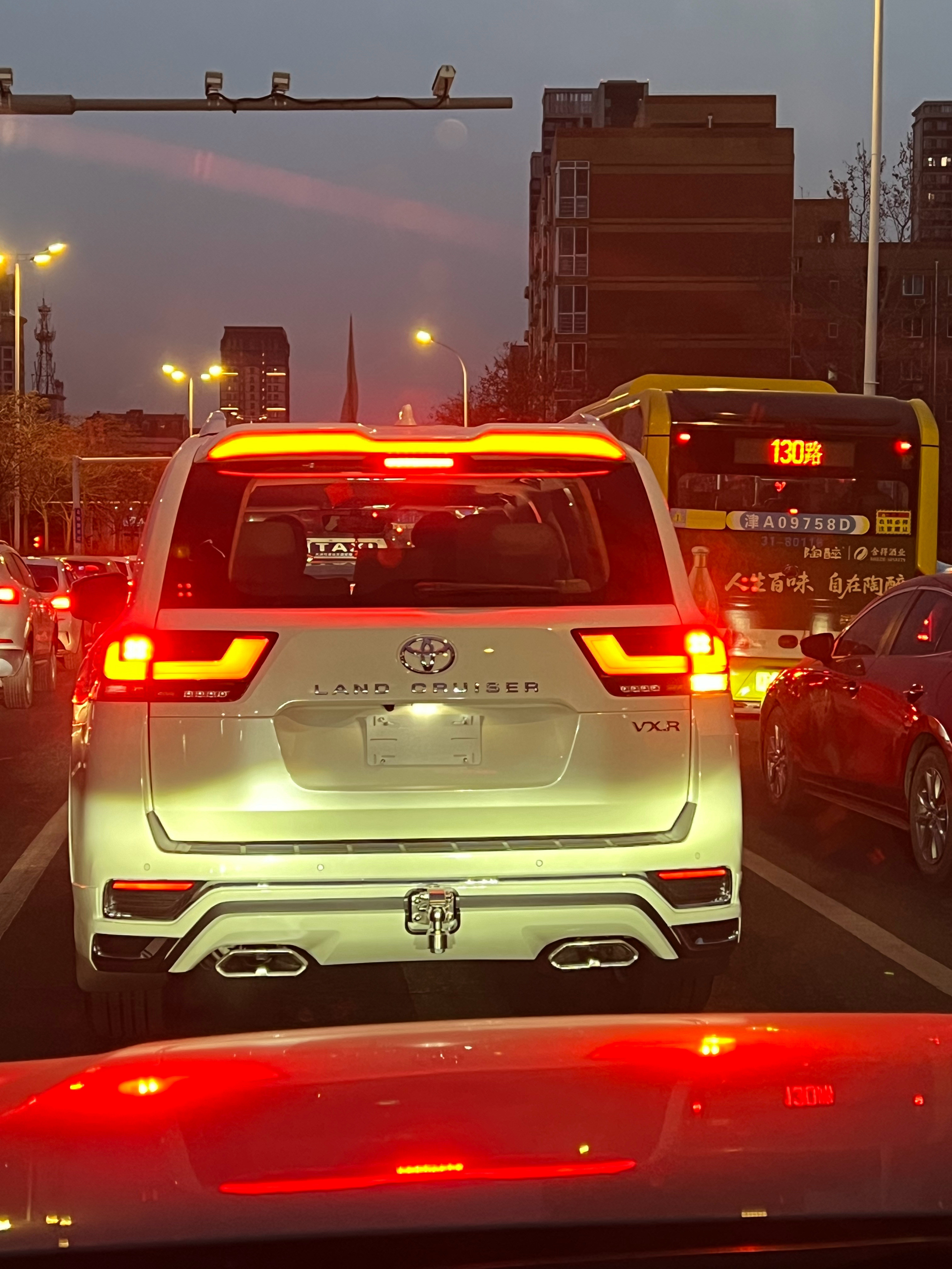 港口里的这些陆巡大部分都是浓妆艳抹走的也就是说存在很多的改装这也是保税区他们报价