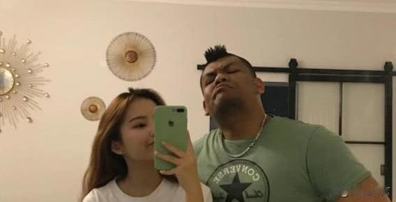 四川姑娘嫁给黑人潜水教练，不要彩礼不要房，结局引人深思四川一女孩在旅行时，