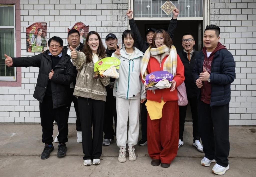 流量退去后，她还在家门口种玉米！刷到条新闻，想起两个月前那个请全网吃刨猪宴的重