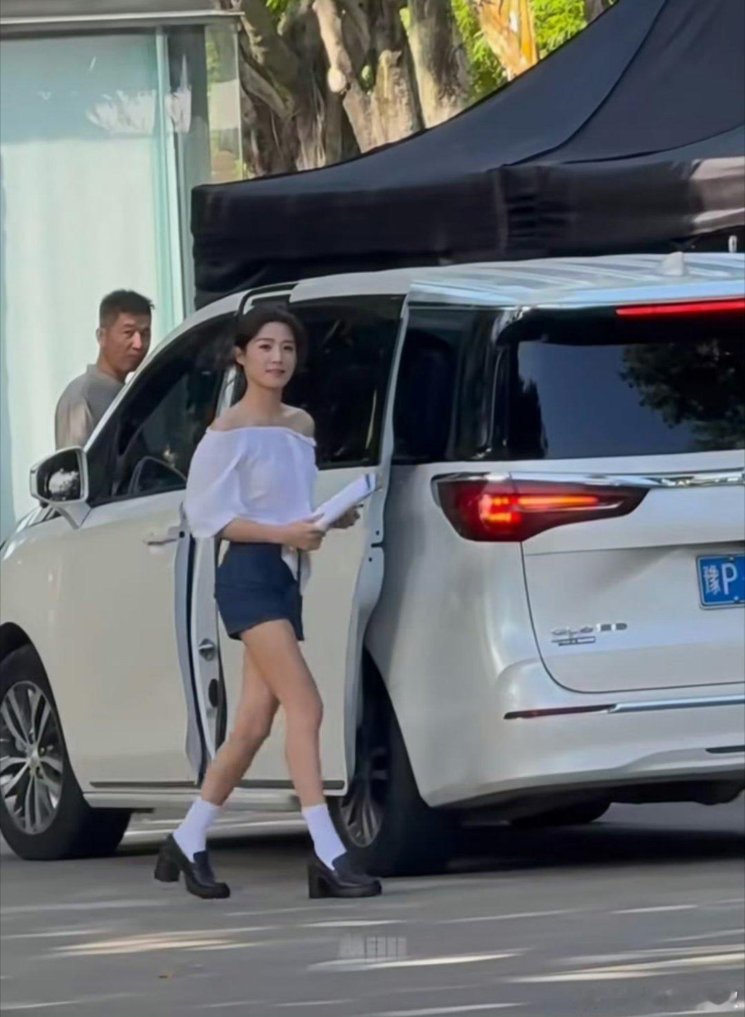 卢昱晓偷偷瘦下来惊艳路人，连带体态都变好了​​​​