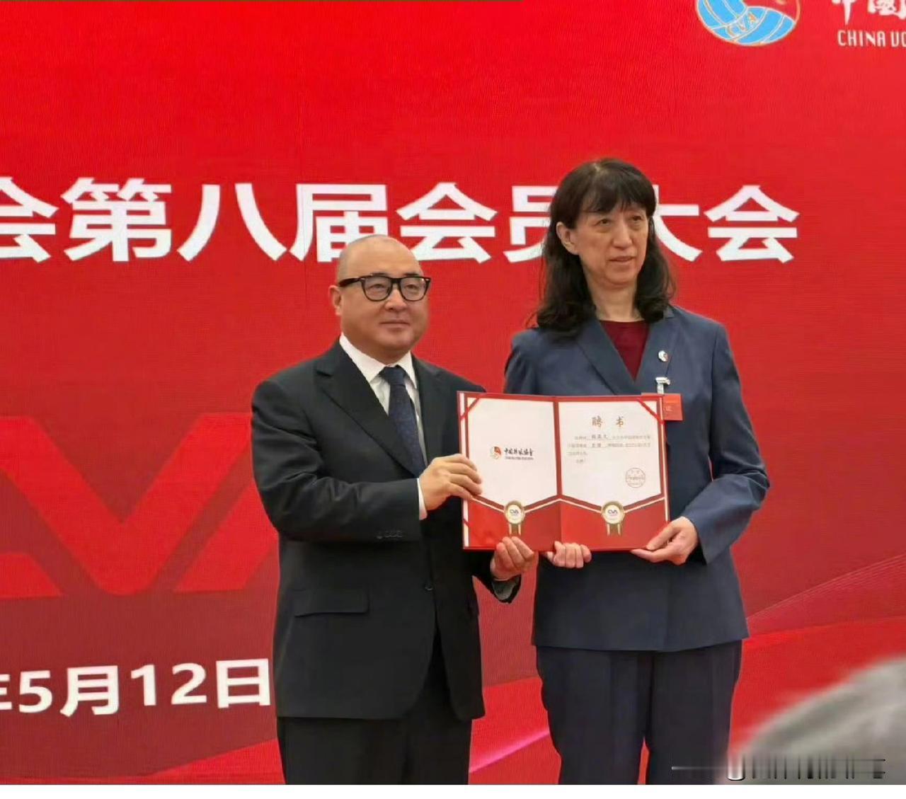 赖亚文当选中国排协主席，这下，中国女排有救了吧[捂脸哭]。很好，毕竟是专业人员，