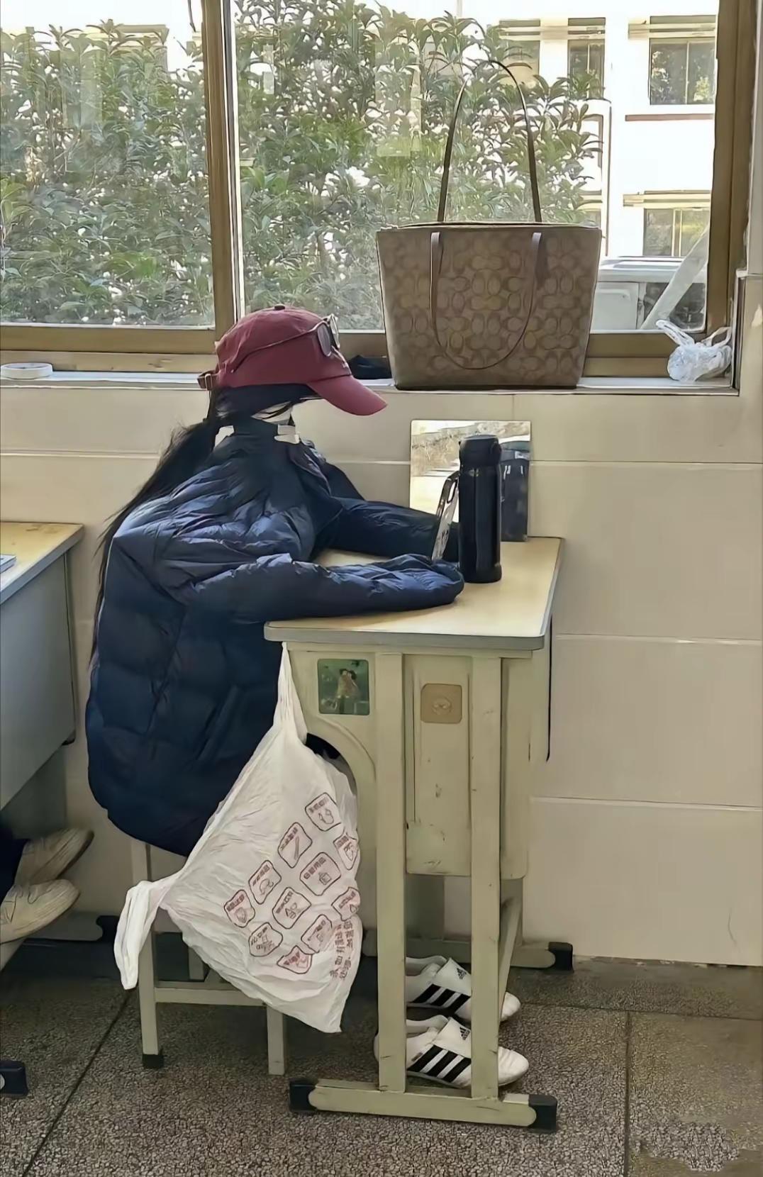 这行为艺术，笑死个人，气死个人还是吓死个人？