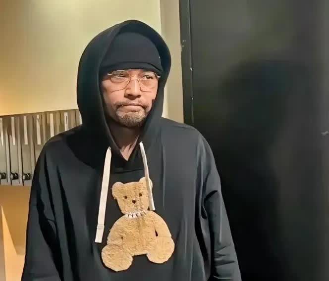 一觉醒来，昆凌的天都塌了。31岁的昆凌正直青春靓丽，46岁的周杰伦却已老