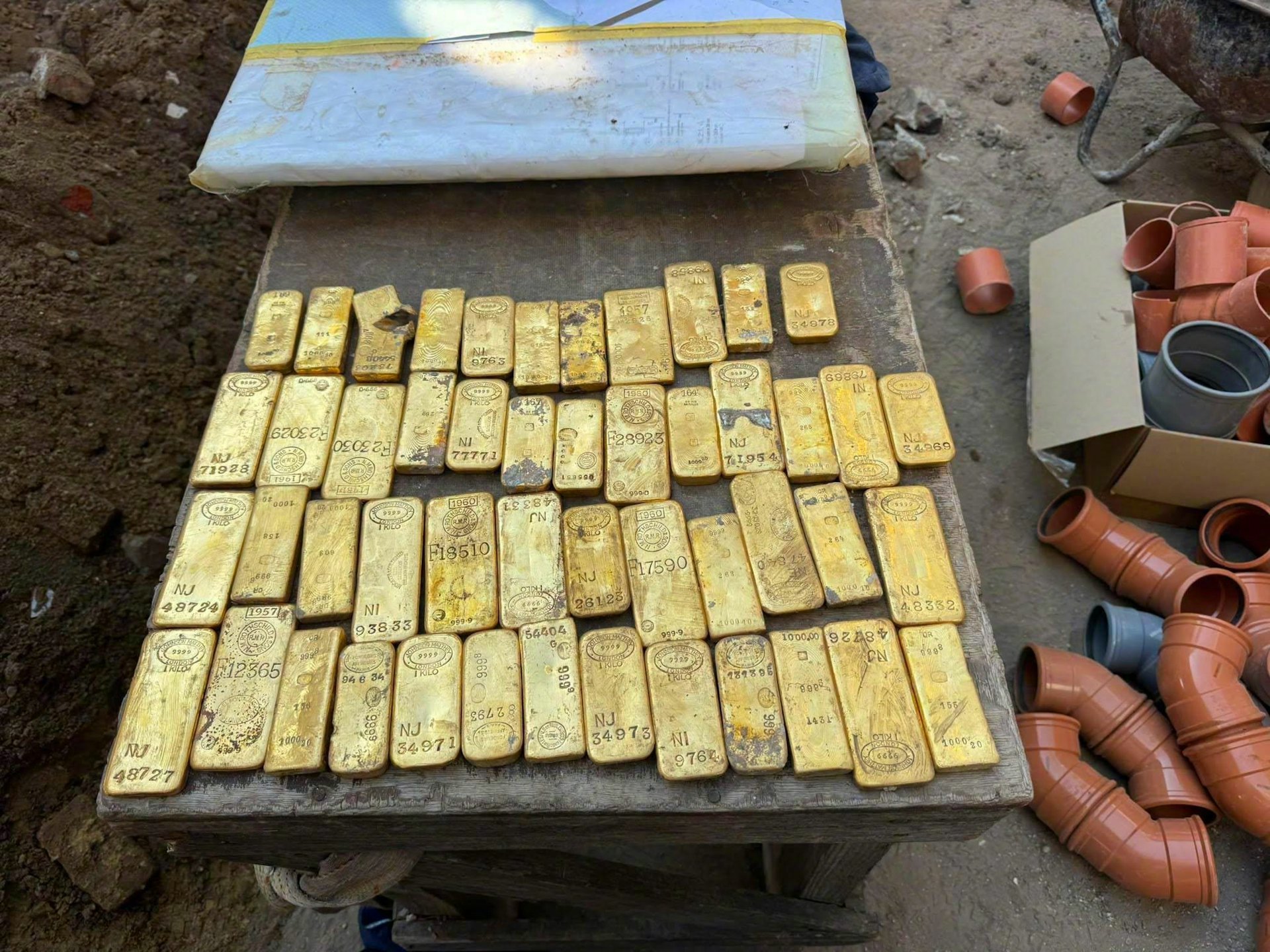 #比利时工人墙缝发现大量黄金##比利时工地挖出千万美元黄金#【比利时建筑工地