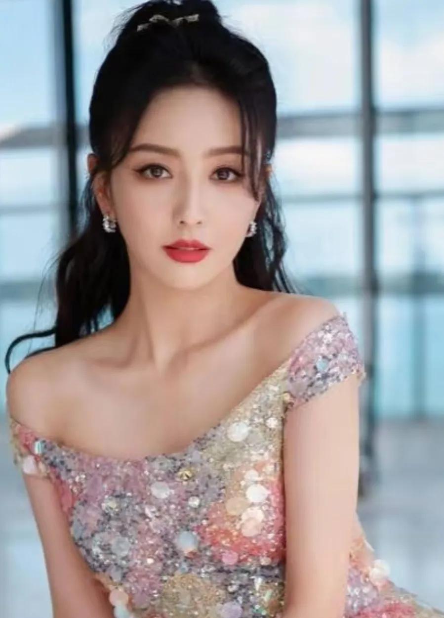 佟丽娅和迪丽热巴都是来自新疆的美女明星。佟丽娅天生的异域风情，妩媚，优雅，甜美