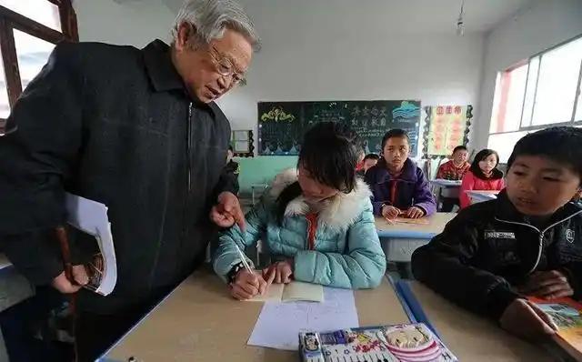 他是中国驻尼泊尔外交官，退休后，他带着妻子连夜悄悄离开家，他们没告诉子女要去哪，