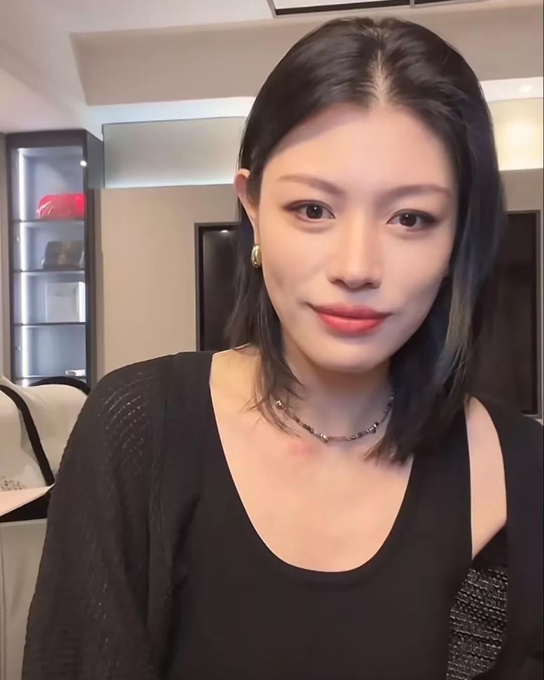难道只有我一个人觉得吗？汪峰历任女友最惨的绝对是葛荟婕了。她18岁生孩子就已