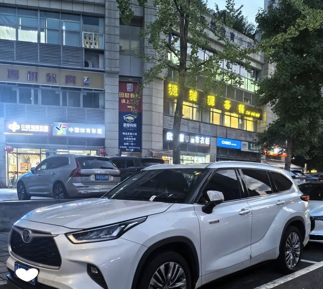 现在25万以内落地的车真的是多不胜数，像我自己开的那台ES，也是最低配版的200