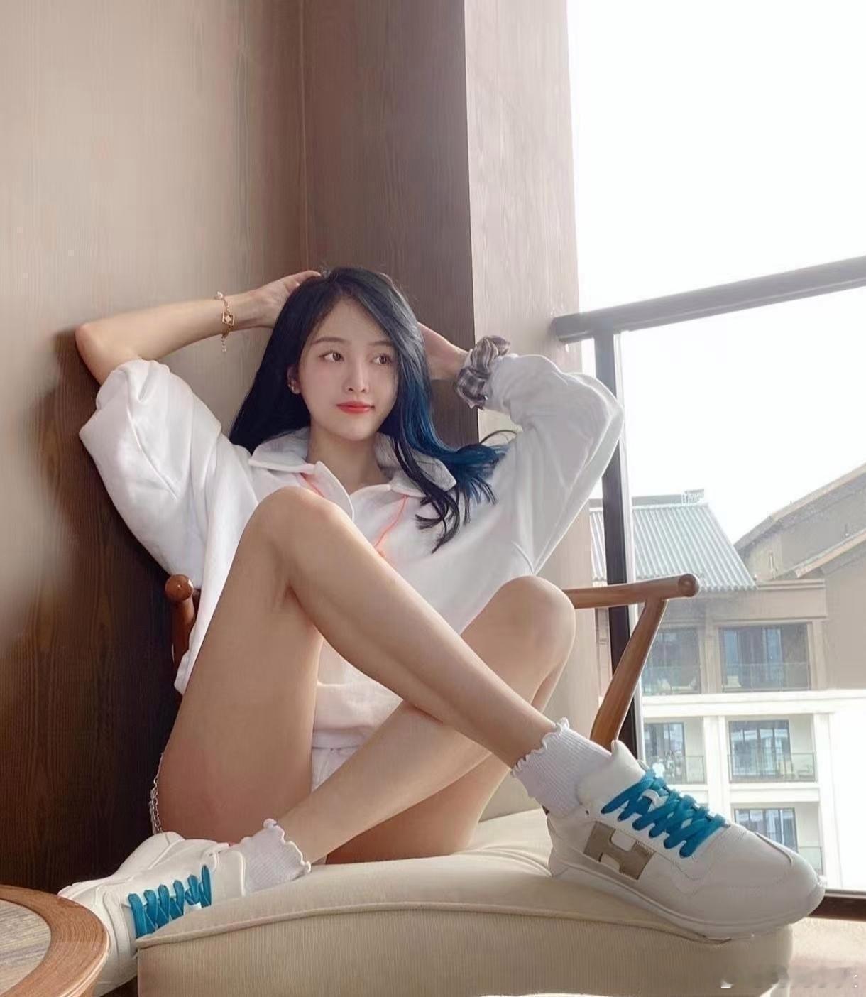 吴宣仪这坐姿好显腿长，又细又白。