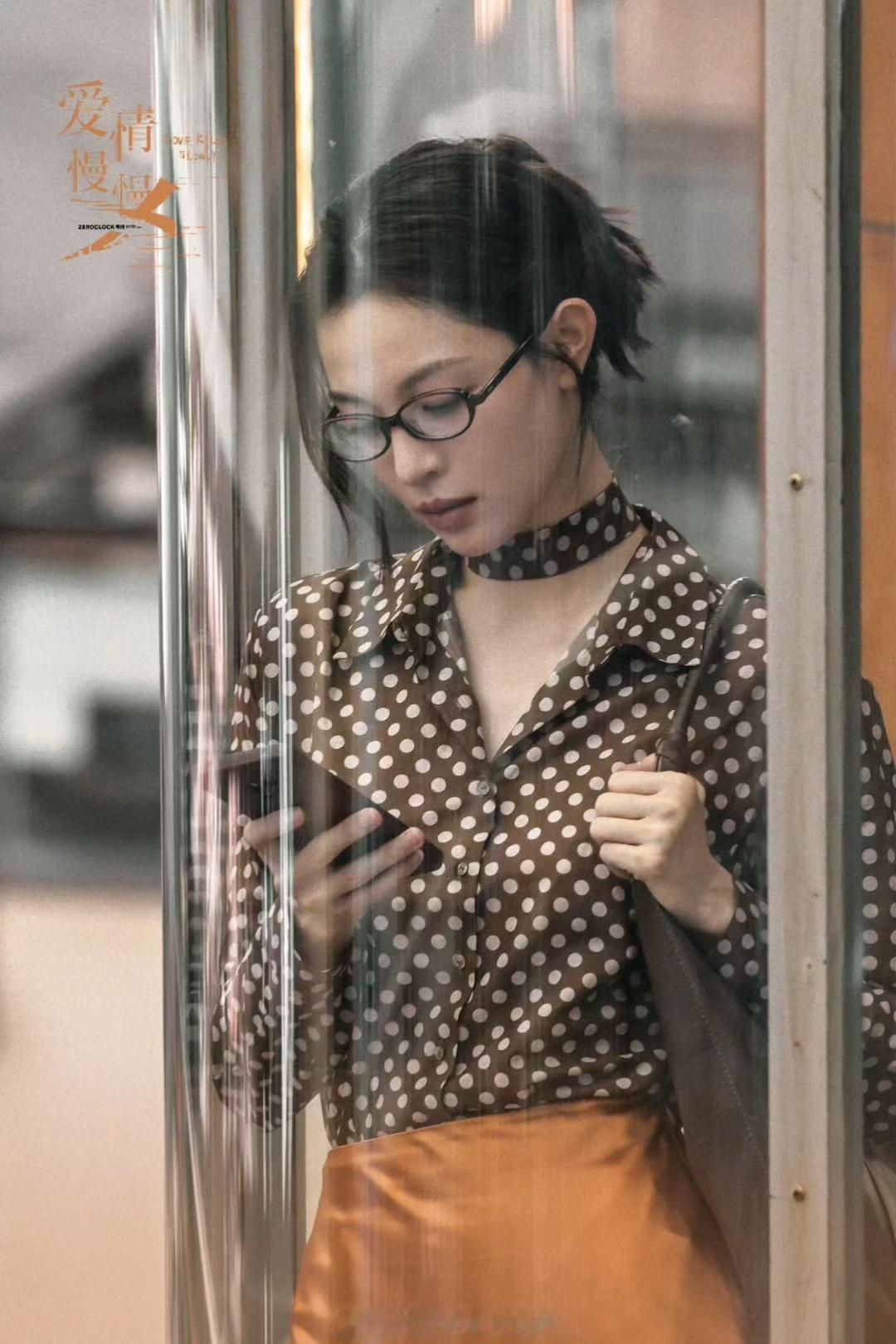 钟楚曦陈伟霆广州拍摄路透低盘发+黑框眼镜，波点衬衫配缎面半裙，钟楚曦这一身复古又