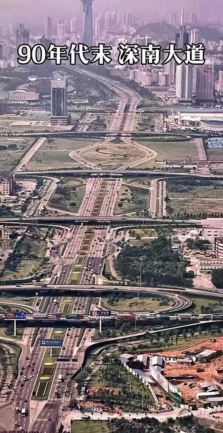 历史老照片之九十年代末期的深圳深南大道。图中的位置，从远处一座疑似为赛格大厦的大