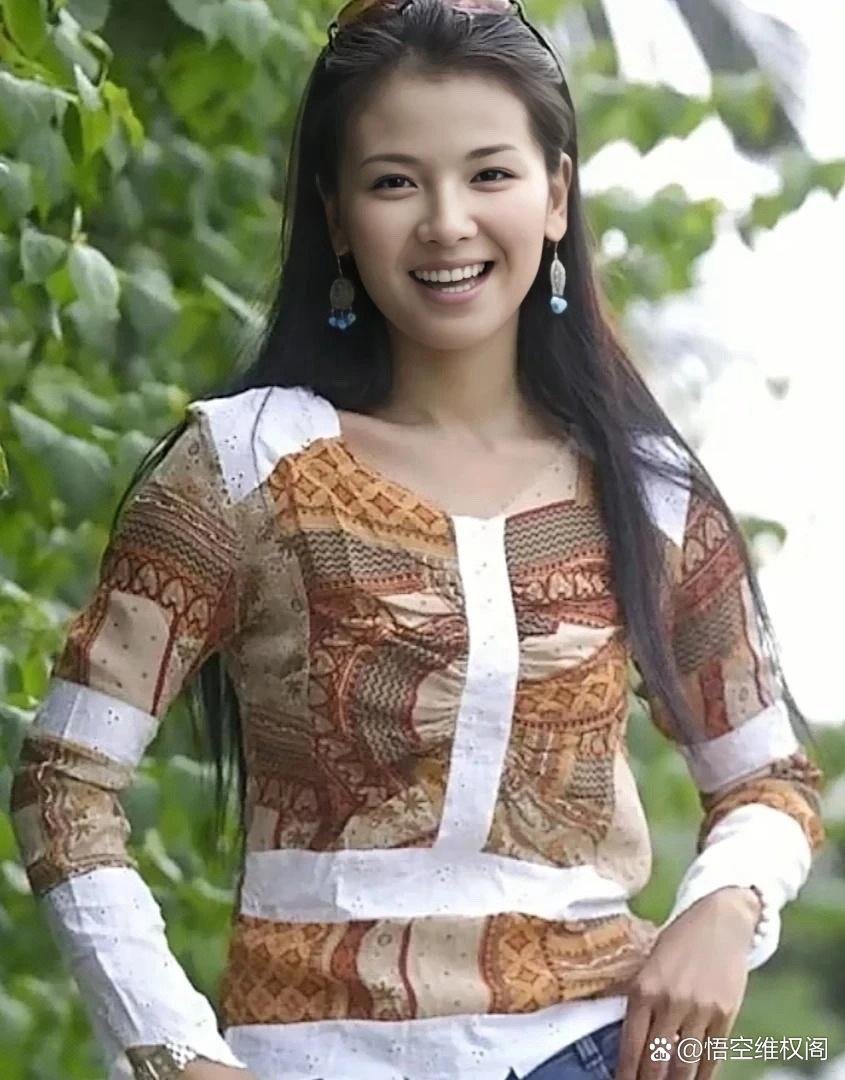 刘涛刚出道时的旧照也太耐看了！青涩又灵动，五官清秀气质干净，越看越有味道～