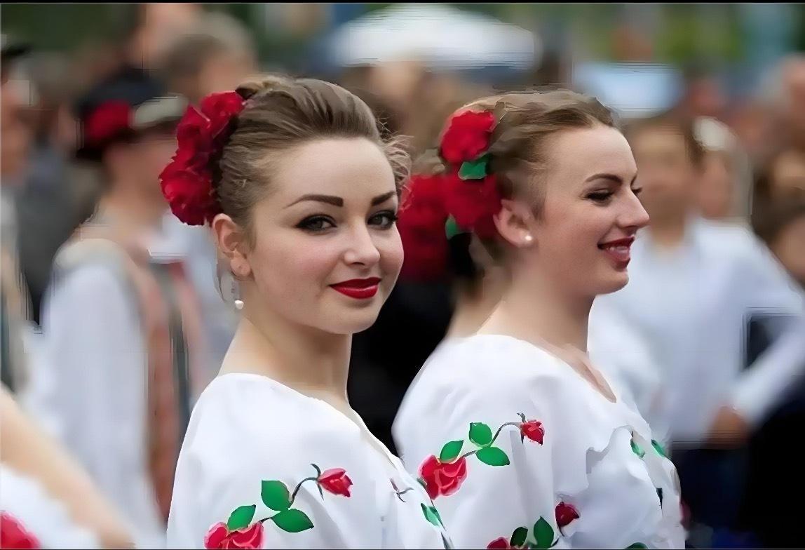 战争进入第三年，有人说乌克兰要“崩溃”了。崩溃？基辅的咖啡馆还在营业，地铁照常运