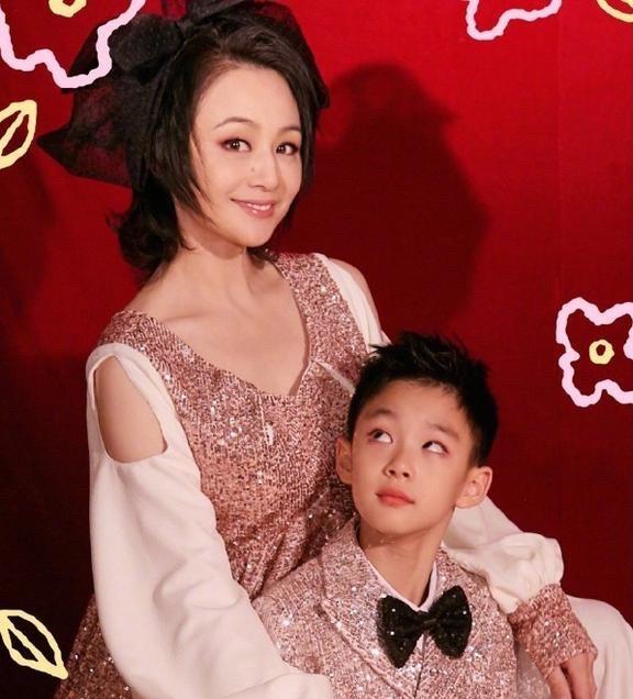 继朱媛媛后，央视主持曹颖又传来“坏消息”，很放心不下的是儿子