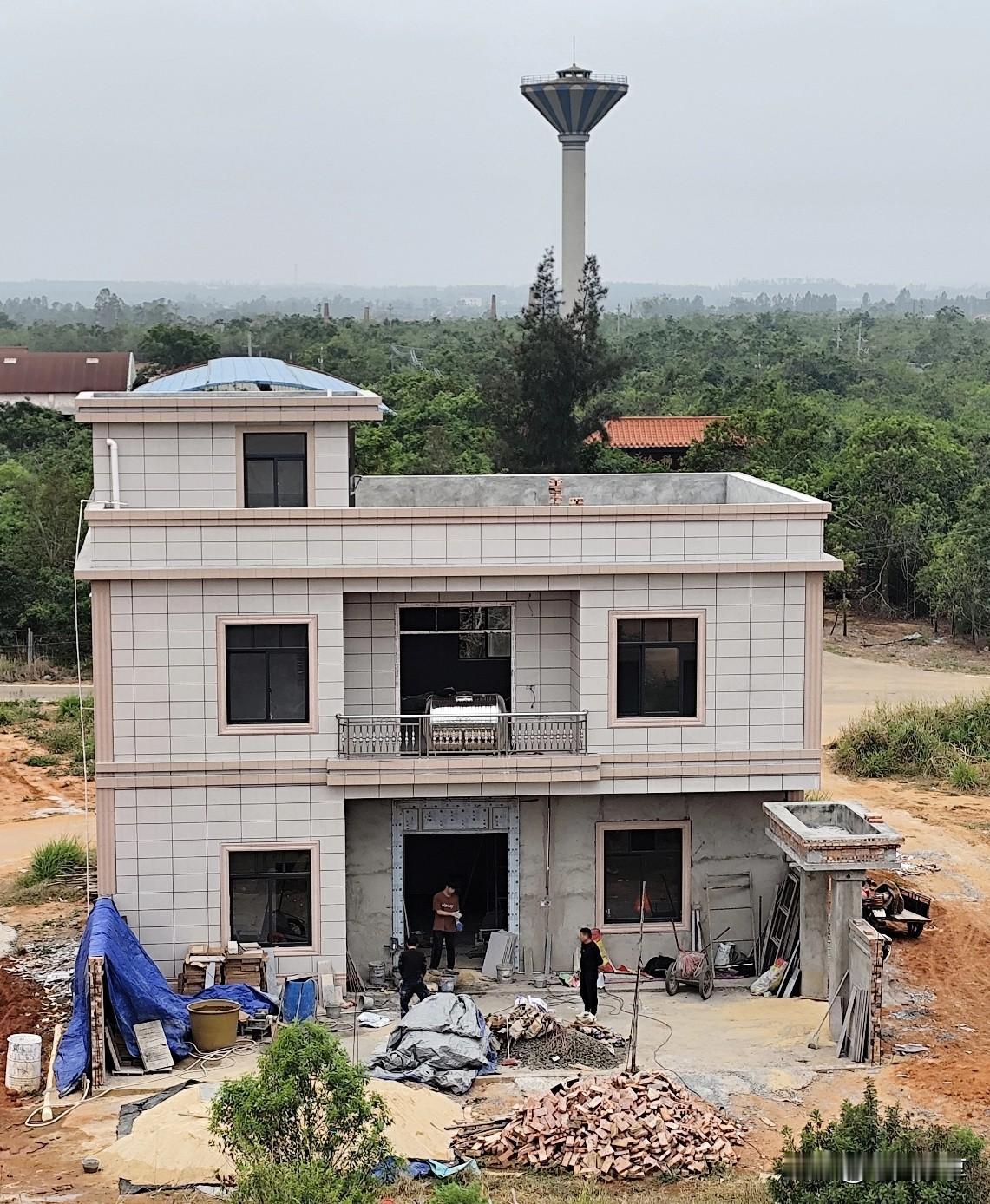 “白虎出头”？扯谈！在粤西地区，很多人家的自建房都是做这种格局。有人说这房子