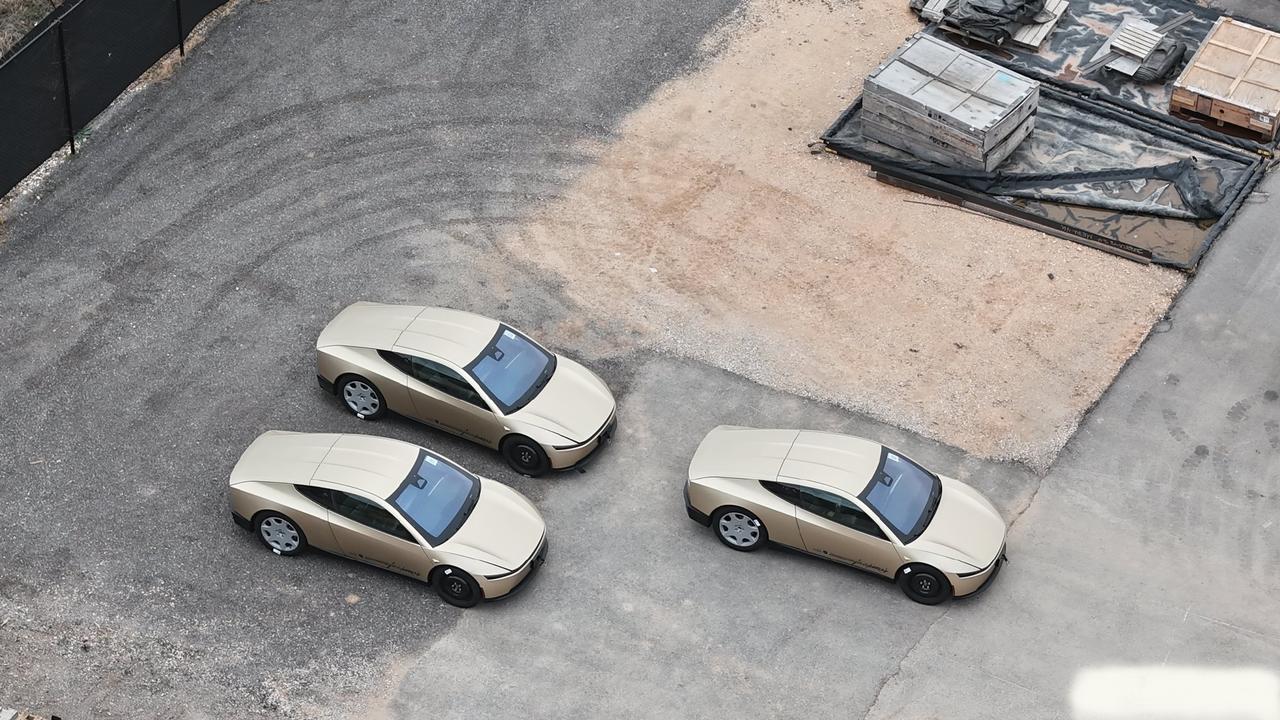 首批量产Cybercab，没有方向盘！咱就是说，特斯拉这公司里，真的没人在乎一