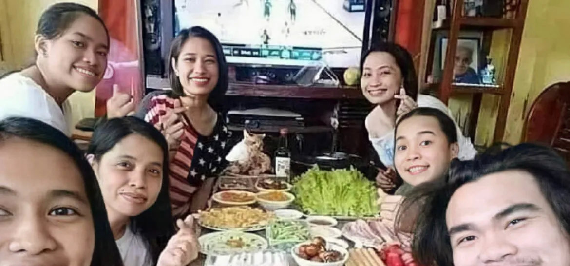 大家都在拍照，而猫咪只想干饭…