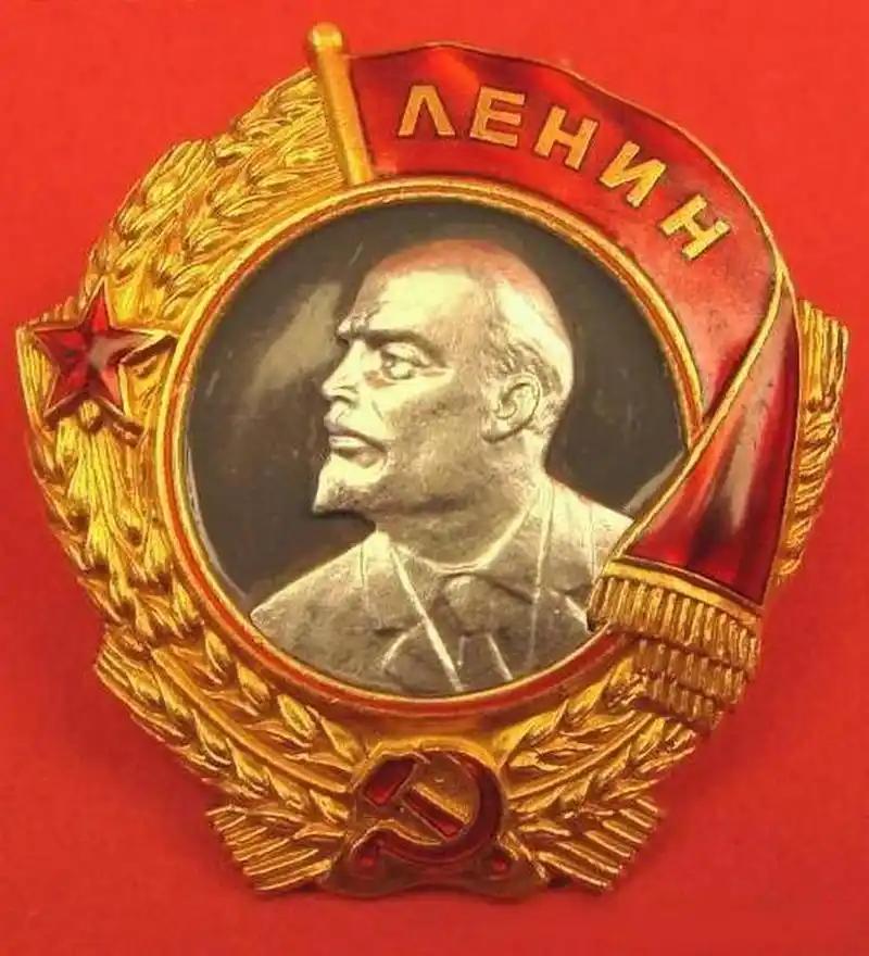 苏联高等级勋章基本都用真金来做，苏联英雄勋章用了21克黄金和12克白银制作，颁发