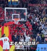 广东队的奎因和王洪泽这种行为不违规吗？替补席球员难道可以在对方罚篮时他们在篮筐后