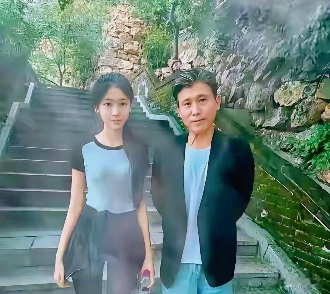 李乃文分享了和女儿的合照，小姑娘长相清秀精致，颜值十分出众。