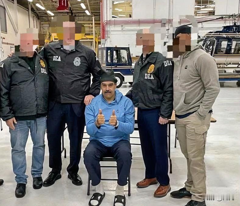 突发消息！马杜罗被押解照片曝光，现场表情轻松祝福美军和媒体记者新年快乐！刚刚，美