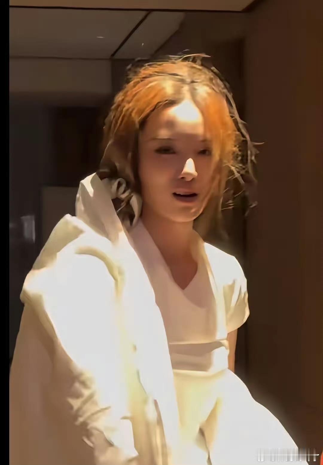 不是一家人，不进一家门。徐艺洋为了给黄子韬惊喜，用被子把自己伪装成一只鸵鸟。太