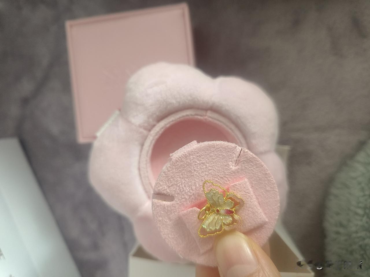 昨天夜里一夜都没想明白，我老公为什么会买这个彩金的吊坠？昨天撕开第一眼盒子上印着