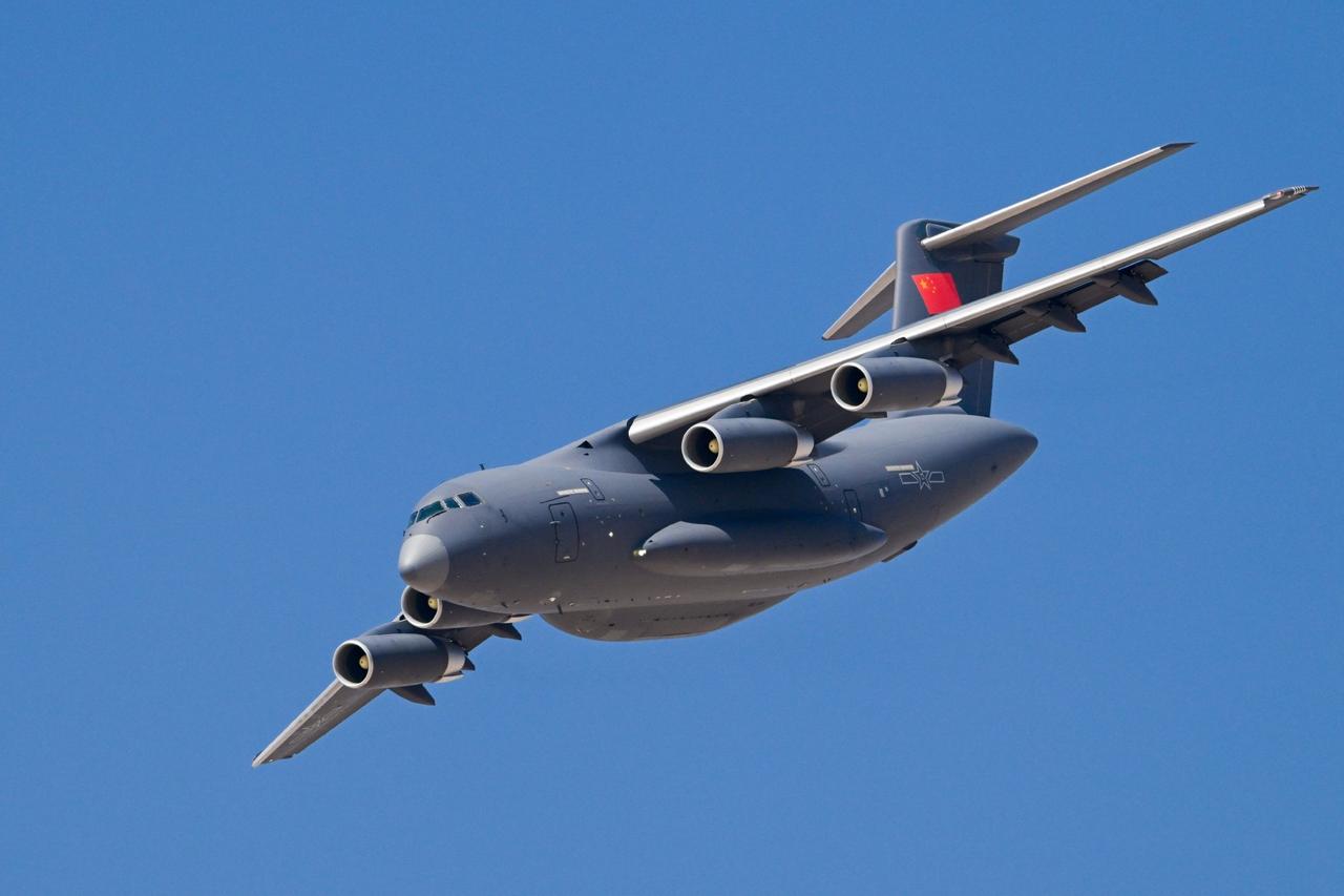 原来当强国的感觉还能这么爽。此前我们18架次运-20飞往塞尔维亚，中途途