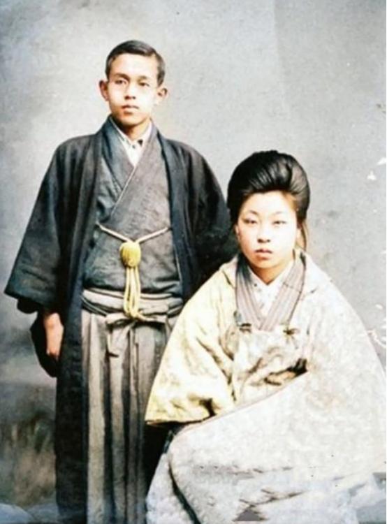 1924年6月，鲁迅被亲弟弟周作人用铜香炉砸向头部，兄弟二人彻底决裂。这场文坛最