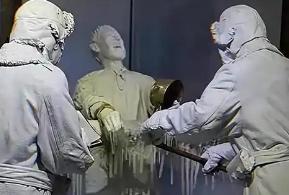 731部队为提高士兵的战斗力，他们竟想出了换血实验，他们将原木压往实验室，把原木