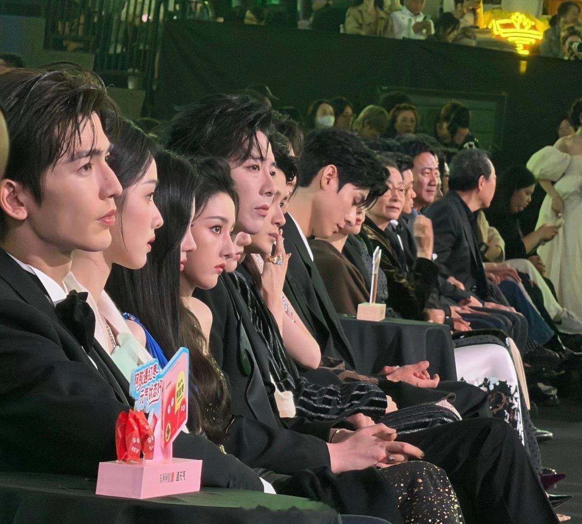 这侧颜杀……龚俊骨相最优越，檀健次精致，张凌赫看得出是帅哥，刘宇宁，像被吸干了精