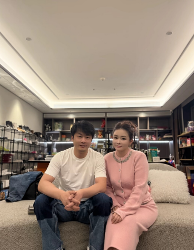 辛巴又上热搜了，雪大不该高调扛旗？昨天“辛巴义子”老狗刚因为坑商家坑位费上了