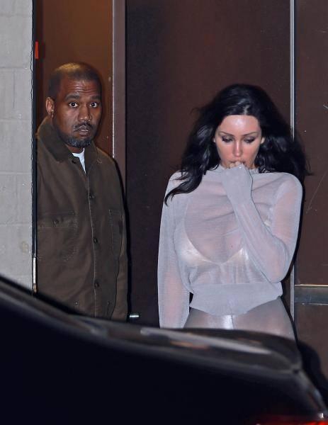 侃爷娇妻再现清凉穿搭31岁模特比安卡·森索里近日与丈夫坎耶·韦斯特外出观看电影，