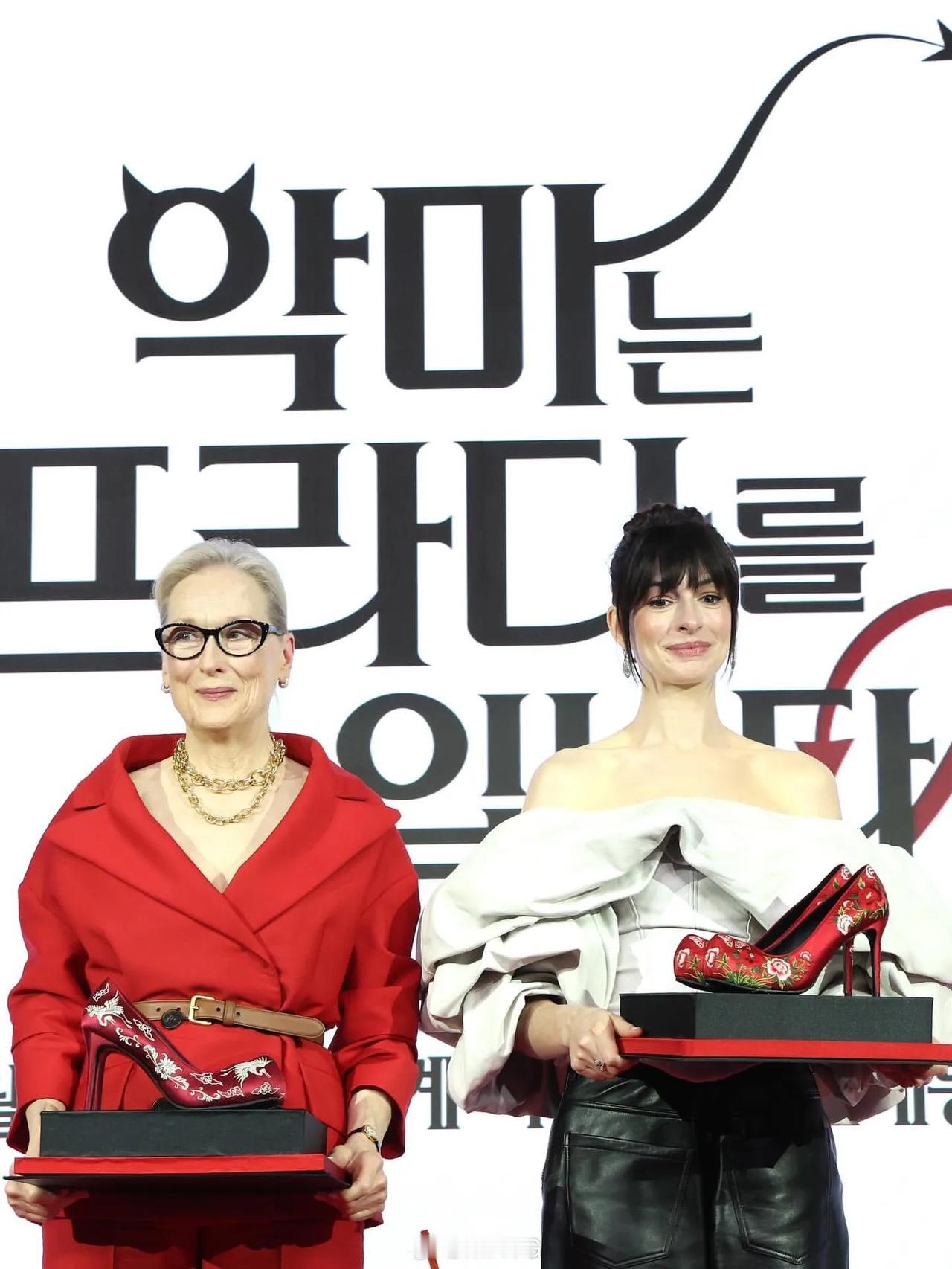 韩国人为《穿普拉达的女王2》首尔首映专门制作的绣花鞋，怎么能这么土！！！电影