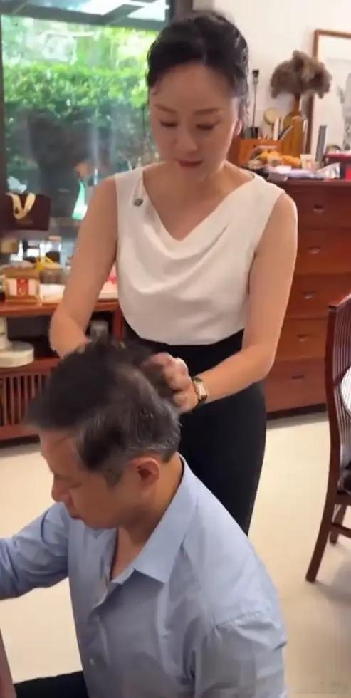 高鑫王一楠一家人盛装参加家中独生女儿高家宝高中毕业典礼，为了参加女儿毕业典礼，高
