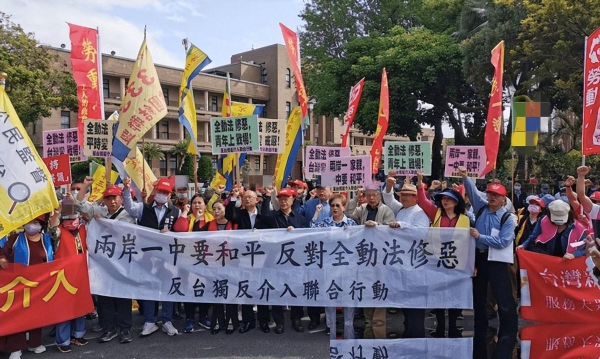 民进党当局恐怕怎么也没想到，自己在日本闹腾了半天，最后居然败给了一排椅子。8月