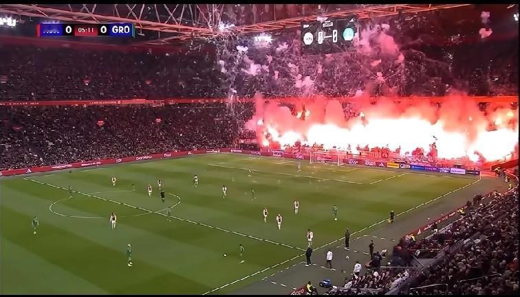 荷兰足球甲级联赛上演疯狂的一幕。这是发生在荷甲劲旅阿贾克斯主场迎战格罗宁根的比